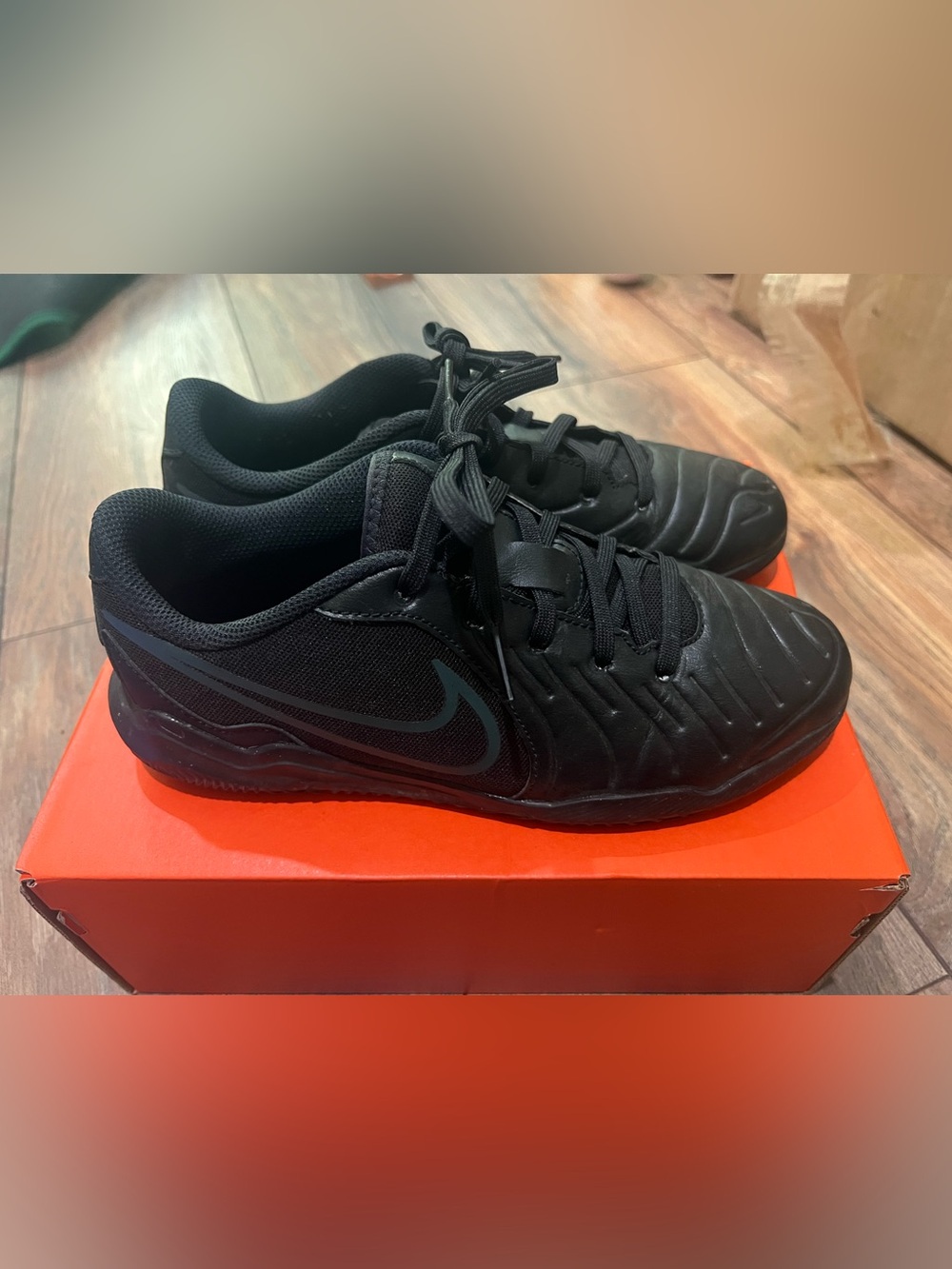 { nike } jr legend 10 club ic, size 4.5